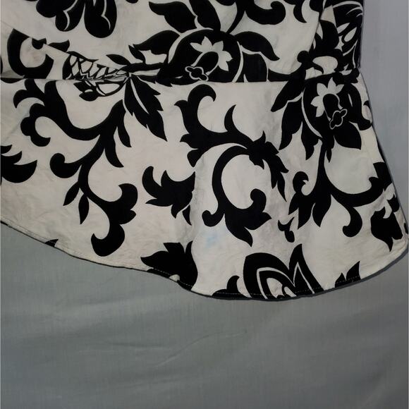 White house black market Black and White Floral pattern Flare Skirt Size 0 - Picture 5 of 5
